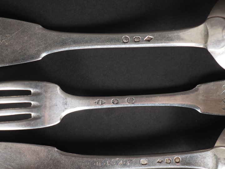 Ensemble comprenant :  - deux grandes cuillères Restauration en argent