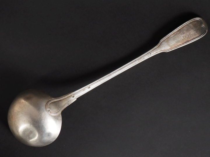 Louche Restauration en argent 950, poinçon Vieillard, modèle à filet. 