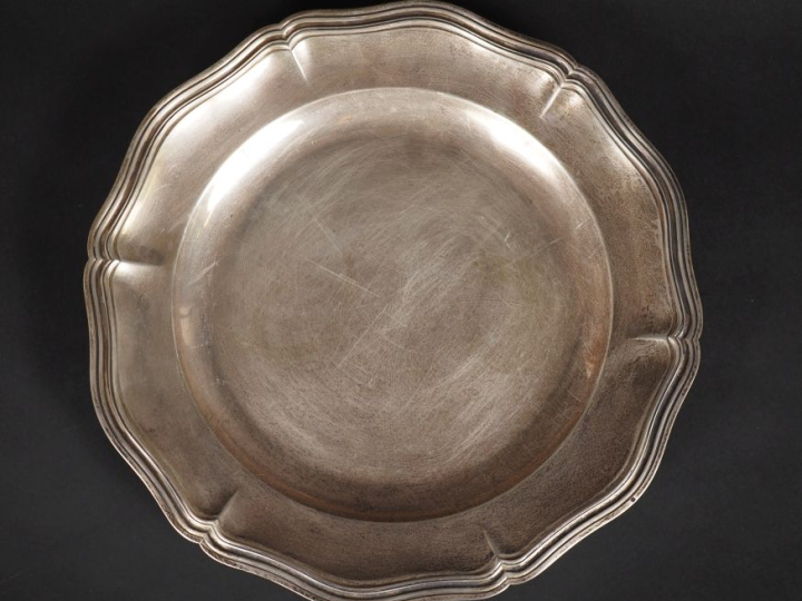 Plat rond en argent 925, poinçon Minerve, bordure à filets moulurés.  