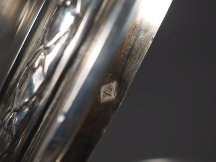 Verseuse sur piédouche en argent 925, poinçon Minerve, à décor de fris