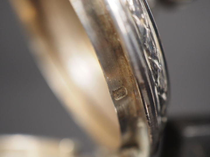 Verseuse sur piédouche en argent 925, poinçon Minerve, à décor de fris