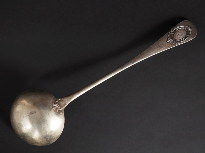 Louche Napoléon III en argent 925, poinçon Minerve, modèle à cartouche