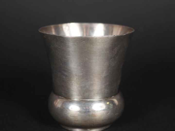 Timbale de forme tulipe en argent 925, poinçon Minerve.  Poids. 113 g