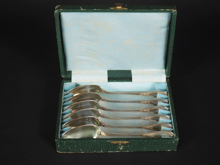 Suite de six petites cuillères en argent 925, poinçon Minerve, à décor