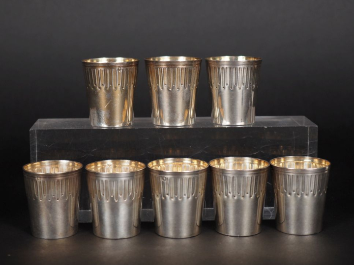 Huit verres à liqueur de style Louis XVI en argent 925, poinçon Minerv