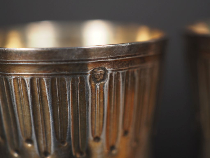 Huit verres à liqueur de style Louis XVI en argent 925, poinçon Minerv