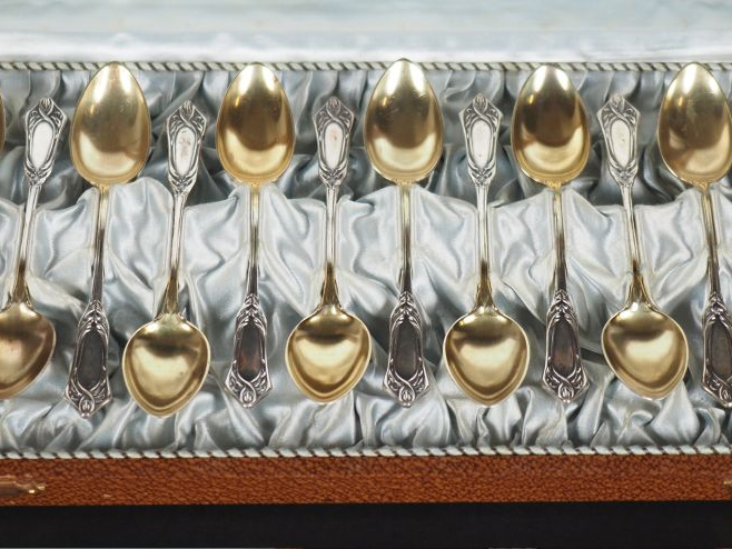 Suite de douze petites cuillères de style Art Nouveau en argent et arg