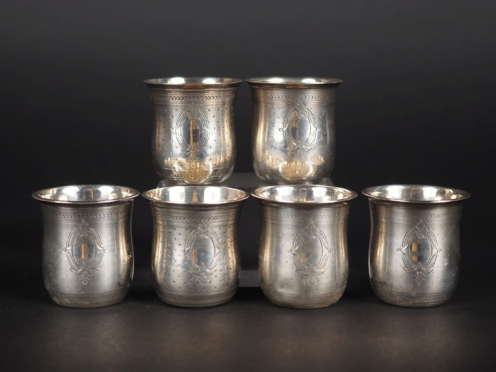 Six verres à liqueur Napoléon III en argent 925, poinçon Minerve, déco