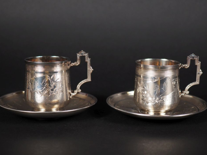 Paire de tasses et sous-tasses de style Louis XVI en argent 925, poinç