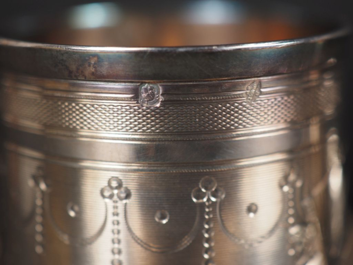 Paire de tasses et sous-tasses de style Louis XVI en argent 925, poinç