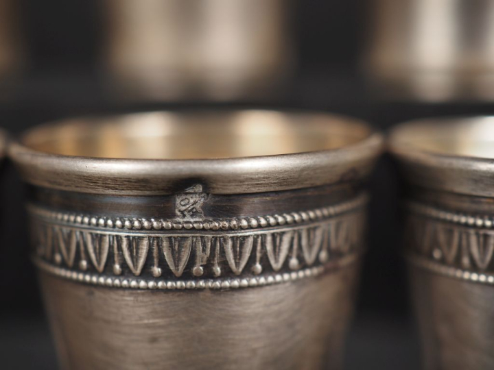 Suite de douze verres à liqueurs de style Louis XVI en argent 925, poi