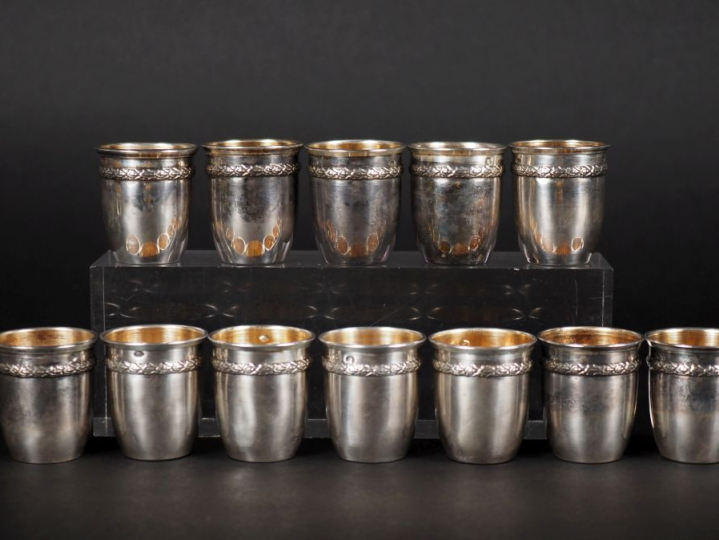 Suite de douze verres à liqueur en argent 925, poinçon Minerve, à déco