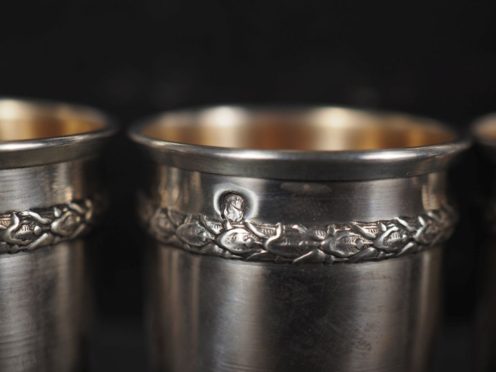 Suite de douze verres à liqueur en argent 925, poinçon Minerve, à déco
