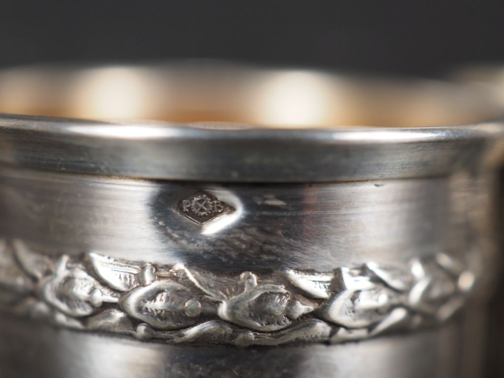 Suite de douze verres à liqueur en argent 925, poinçon Minerve, à déco