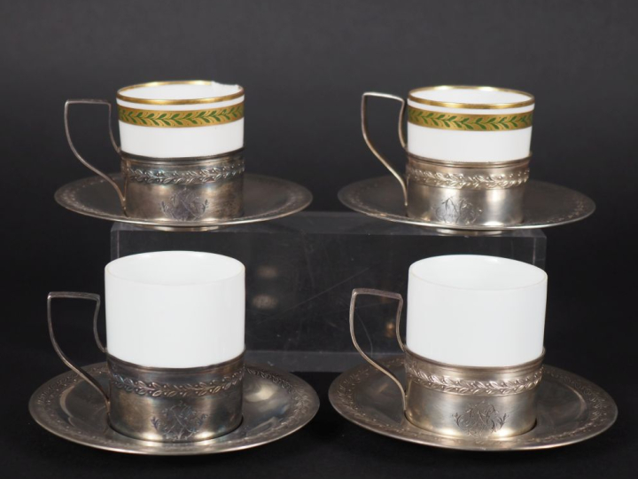 Suite de quatre supports de tasses et leurs sous-tasses de style Louis