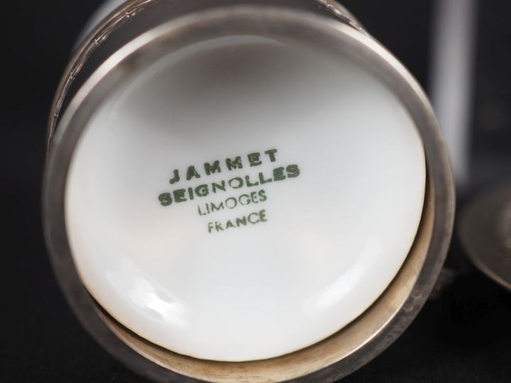 Suite de quatre supports de tasses et leurs sous-tasses de style Louis