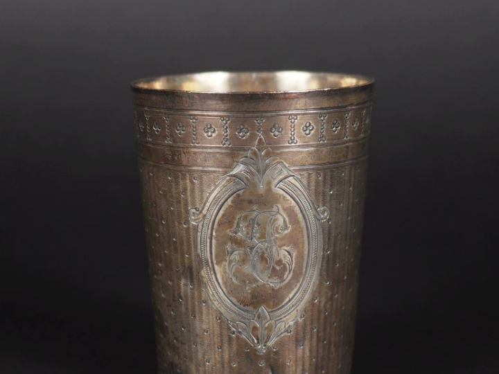 Timbale à fond plat en argent 925, poinçon Minerve, à décor de semi de