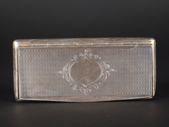 Tabatière en argent 925, poinçon Minerve, décor guilloché. Poids : 86 