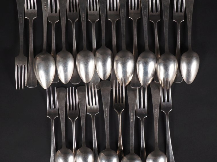 Treize cuillères et quinze fourchettes en argent étranger 800, poinçon