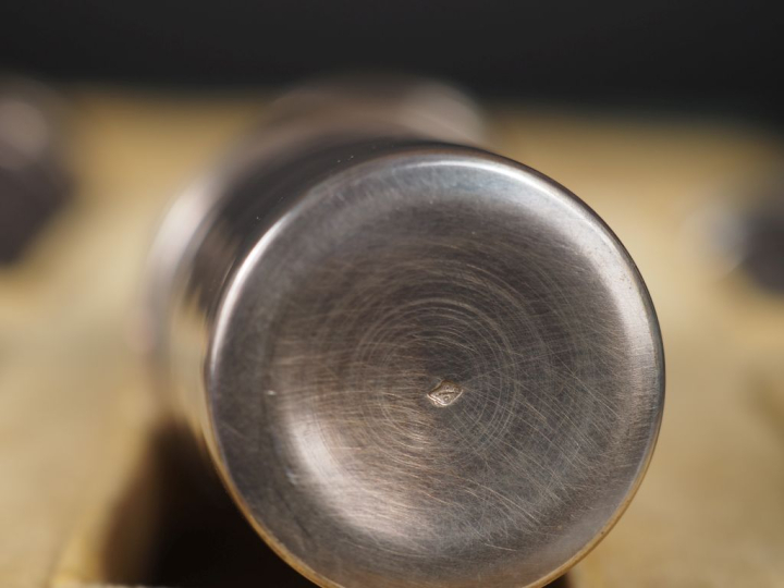 Douze verres à liqueur de style Louis XVI en argent 925, poinçon Miner