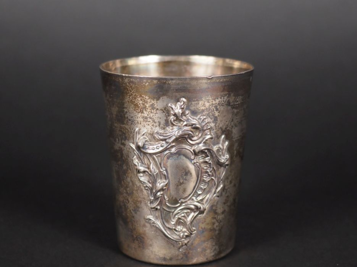 Timbale à fond plat en argent 925, poinçon Minerve, à décor de cartouc