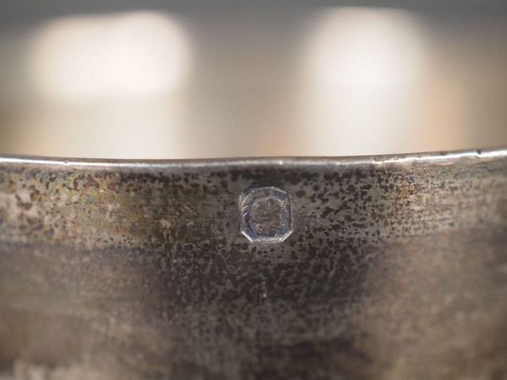 Timbale à fond plat en argent 925, poinçon Minerve, à décor de cartouc