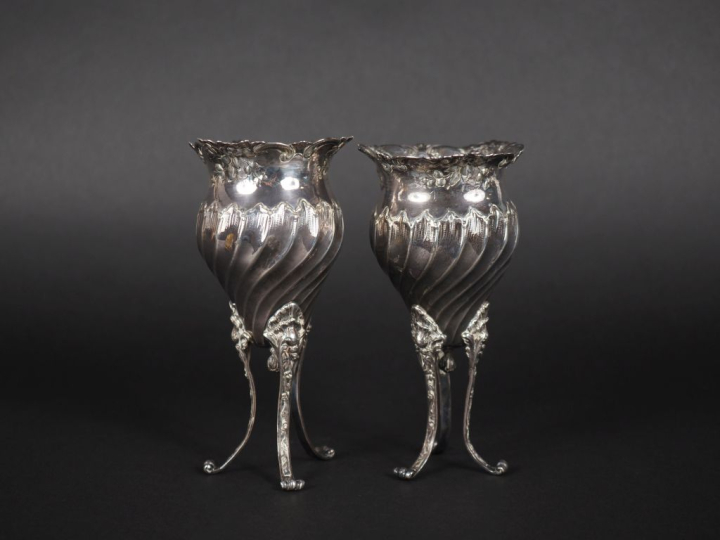 Paire de vases tripodes de style Louis XV en argent 925, poinçon Miner