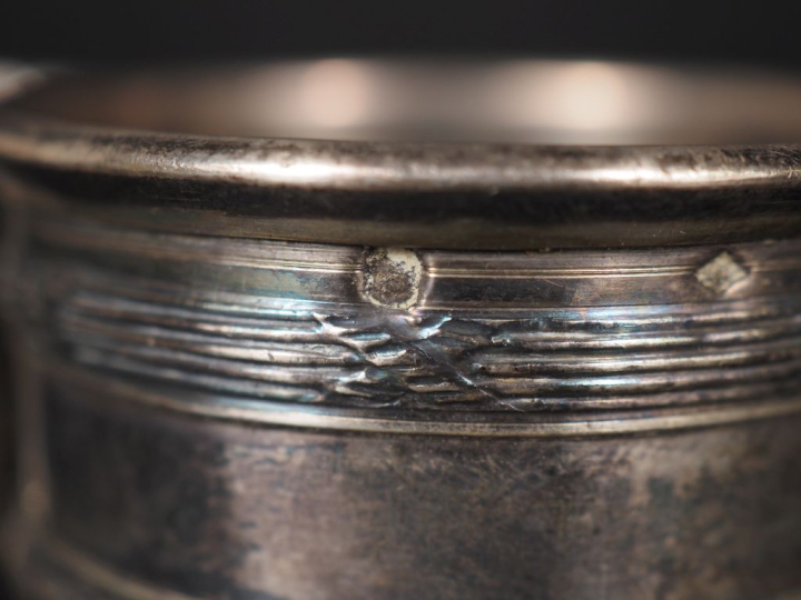 Ensemble comprenant quatre différents ronds de serviette en argent 925