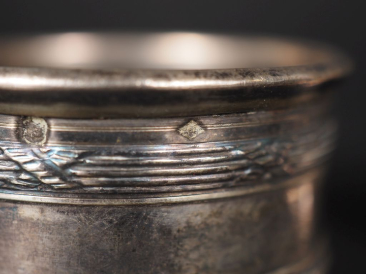 Ensemble comprenant quatre différents ronds de serviette en argent 925