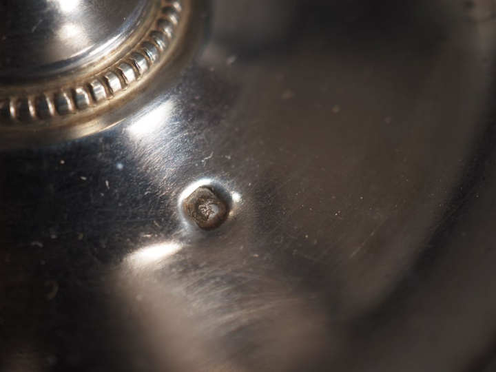 Ensemble comprenant :  - un coquetier et son support en argent 925, po