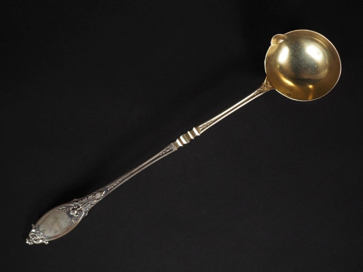 Louche à crème en argent et argent doré 800, modèle feuillagé. Long. 2