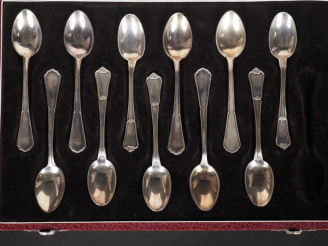Vente aux enchères Ensemble comprenant : - Une suite de 5 petites cuillères en argent 925