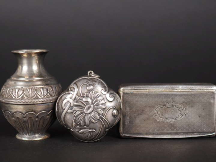 Ensemble comprenant :  - un petit vase en argent 800, poinçon cygne, à