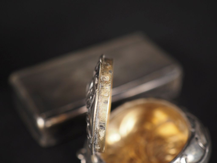 Ensemble comprenant :  - un petit vase en argent 800, poinçon cygne, à