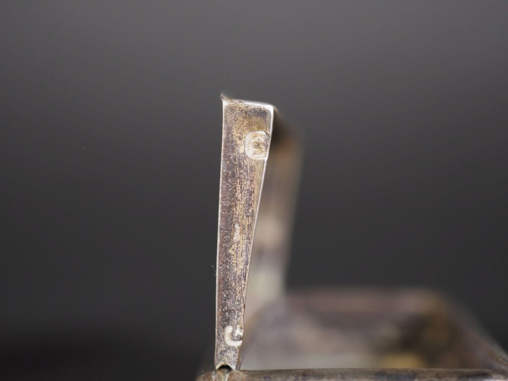 Ensemble comprenant :  - un petit vase en argent 800, poinçon cygne, à