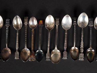Vente aux enchères Dix différentes cuillères en argent 925, poinçon Minerve, à décor de b