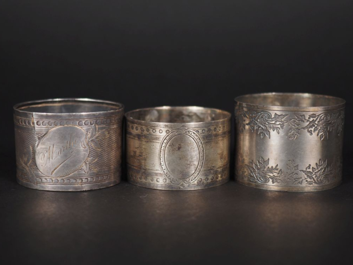 Ensemble comprenant trois différents ronds de serviette en argent 925,
