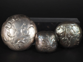 Vente aux enchères Ensemble comprenant trois bouchons de flacons assortis de style Art No