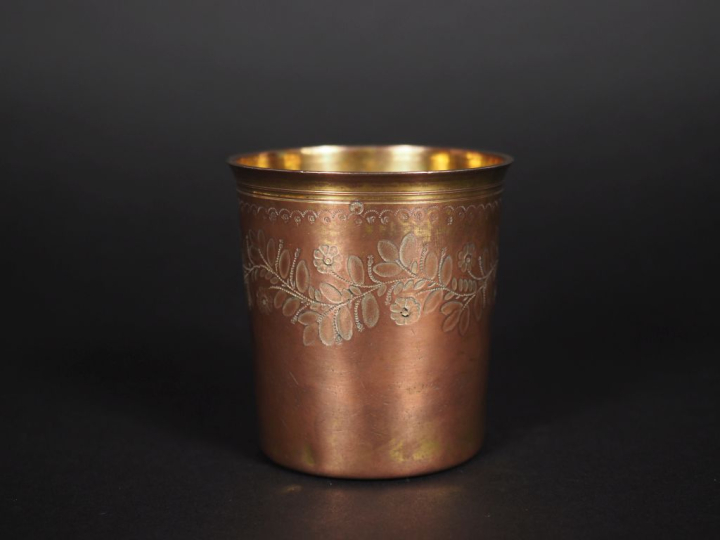 Timbale en argent doré 925, poinçon Minerve, à décor gravé de feuillag