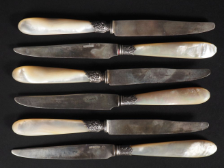 Vente aux enchères Ensemble comprenant :  - une suite de trois couteaux lame argent 925, 