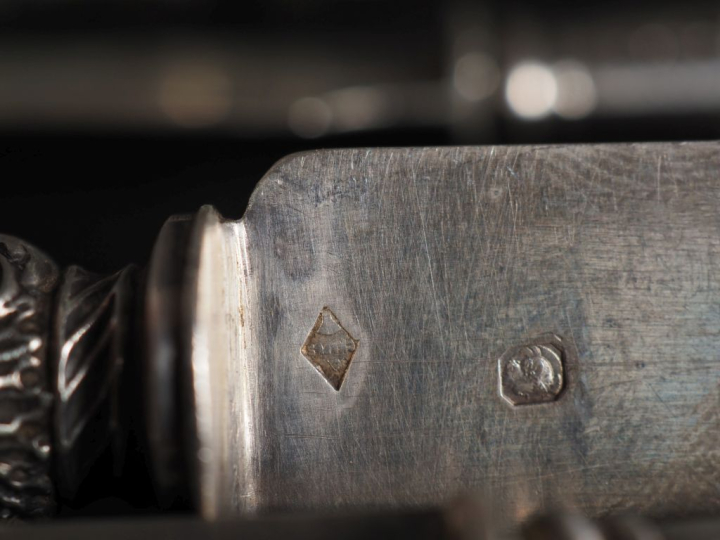 Ensemble comprenant :  - une suite de trois couteaux lame argent 925, 