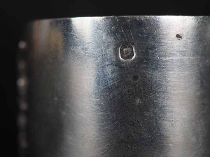Ensemble comprenant :  - un rond de serviette en argent 925, poinçon M