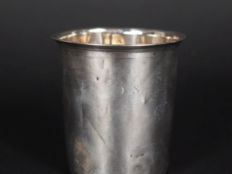 Vente aux enchères Timbale en argent 925, poinçon Minerve, à décor de liserés. Poids. 72 