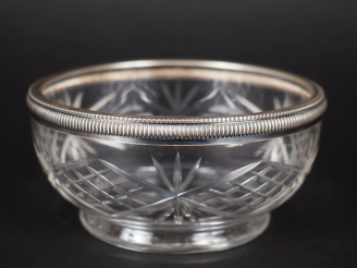 Vente aux enchères Petit bol en cristal ou verre taillé cerclé d'argent 925, poinçon Mine