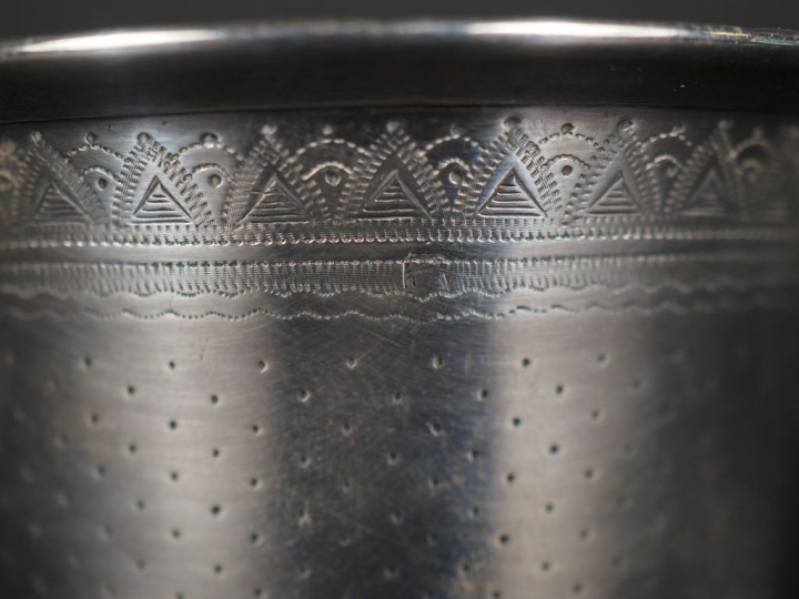 Timbale Napoléon III en argent 925, poinçon Minerve, à décor de monogr