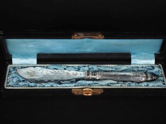 Vente aux enchères Couteau à beurre en argent 925 et argent fourré, poinçon Minerve.  Man