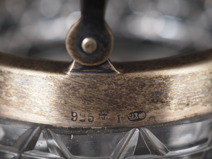 Vide-poche à anse en verre taillé et argent 925.  H. 4 cm Diam. intéri