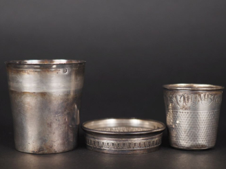 Vente aux enchères Ensemble comprenant :  - une petite timbale à fond plat en argent liss