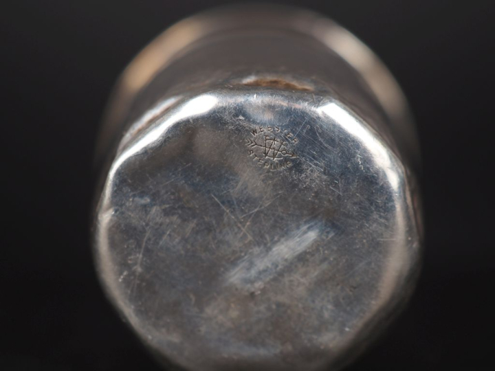 Ensemble comprenant :  - une petite timbale à fond plat en argent liss