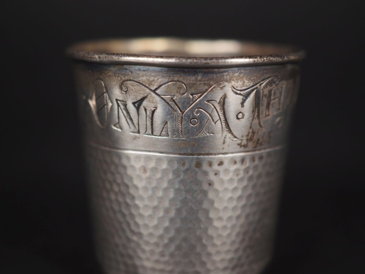 Ensemble comprenant :  - une petite timbale à fond plat en argent liss